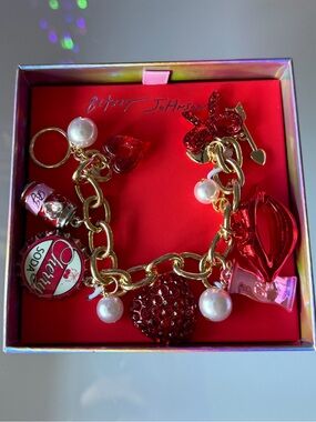 BETSEY JOHNSON Love Spell Charm Bracelet Lips Bow Heart Soda Can Candy Pearl